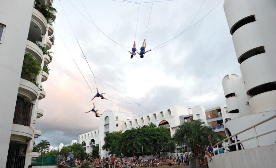 Photos montrant 4 danseurs dans les airs au Festival Danse Pei