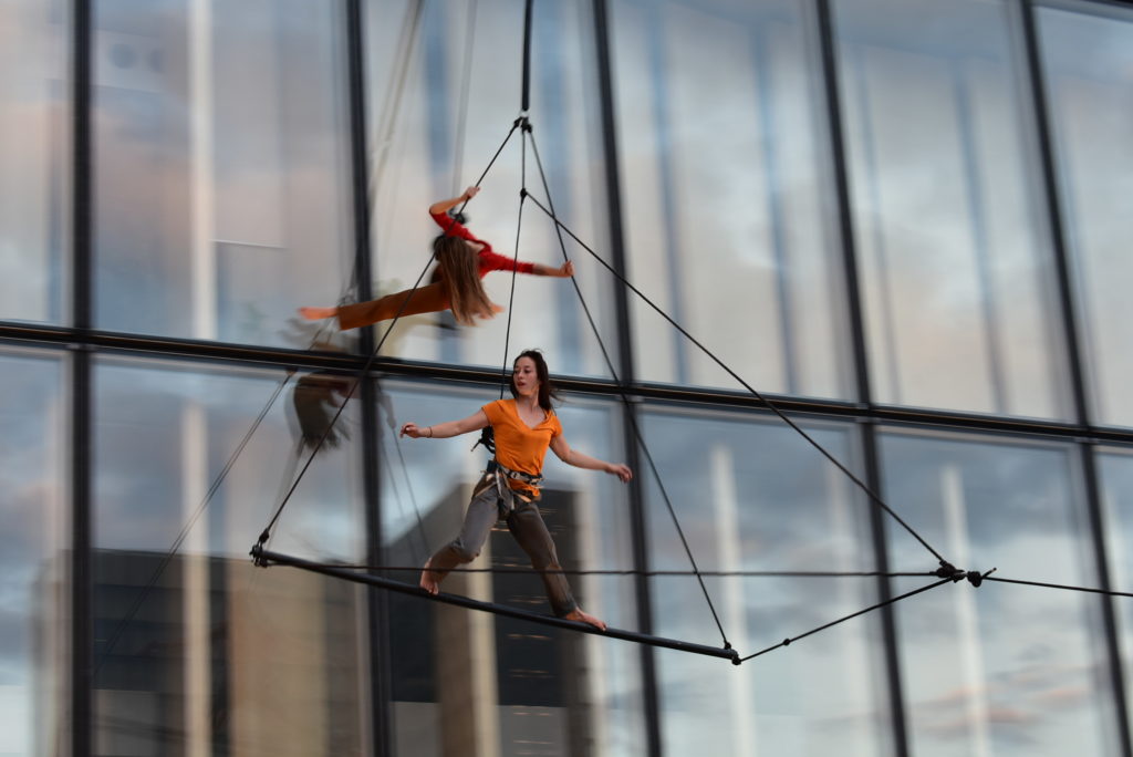 Photo mettant en scène 2 danseuses dans le spectacle de danse verticale : Diagonale ascendante