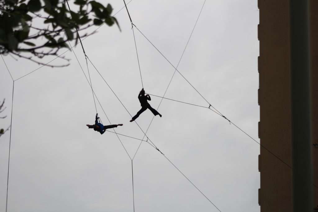 Photos montrant 2 danseuses dans les airs attachés à des cordes pour de la danse verticale