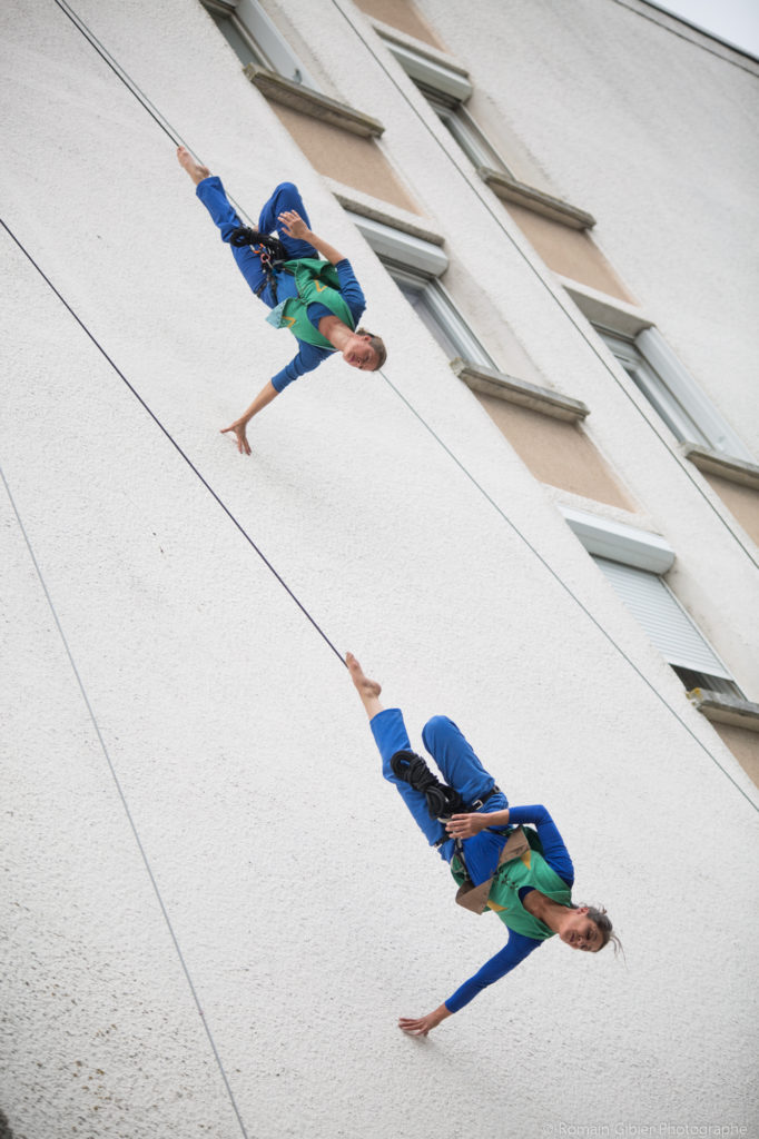 Photo du spectacle environnement vertical, 2 danseuses en plein performance sur une façade d'immeuble