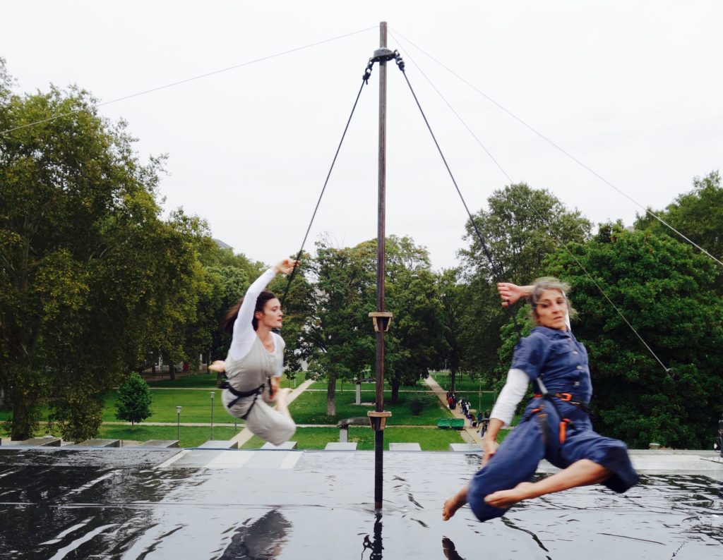Photo de 2 danseuses mis en scène dans Vertical de Poche au parc Bercy