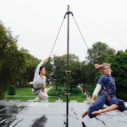Photo de 2 danseuses mis en scène dans Vertical de Poche au parc Bercy