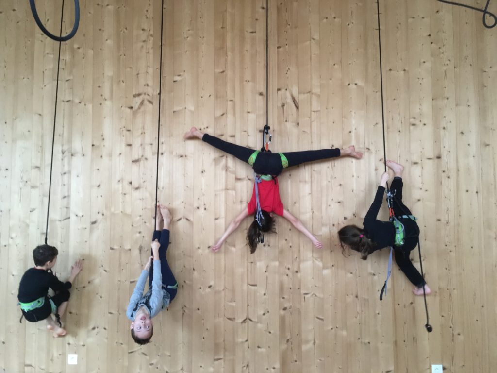 Photo de cours de danse verticale pour enfants