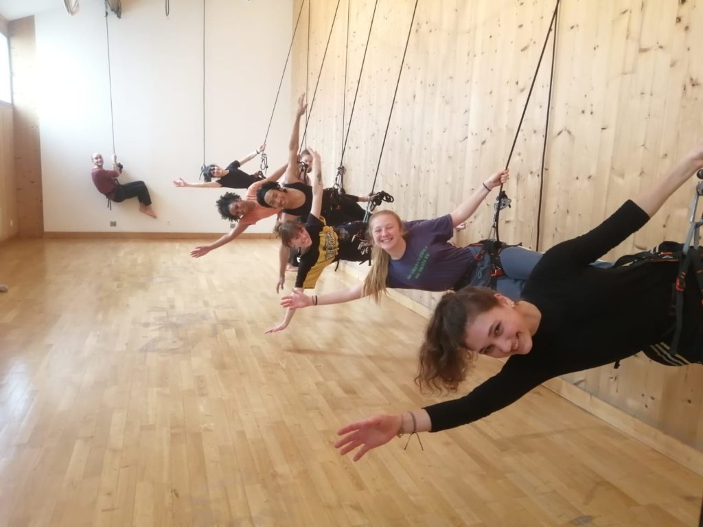 Image d'un cours de danse verticale avec des élèves
