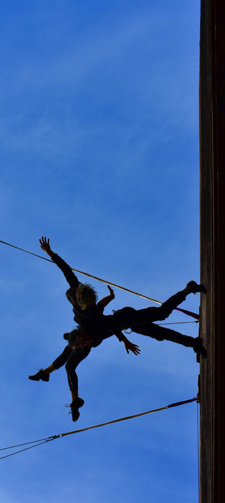 Photo de 2 danseuses réalisant le spectacle environnement vertical sur la façade d'un mur