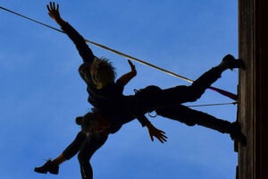 Photo de 2 danseuses réalisant le spectacle environnement vertical sur la façade d'un mur